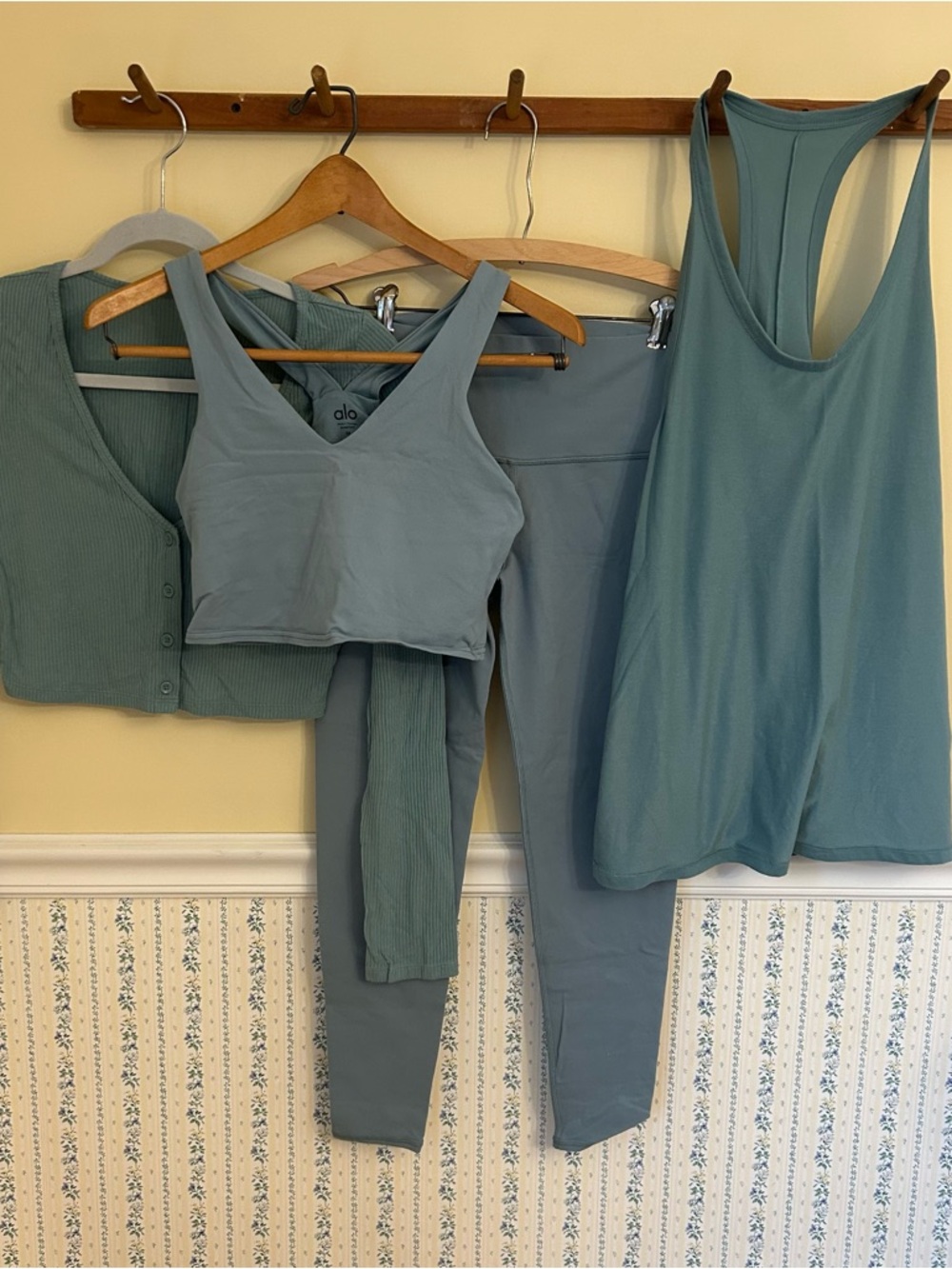 BUNDLE OF 4 Alo Athletic Set